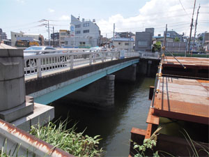 写真8　天神橋を上流より望む　橋に並行した構造物は工事のための仮設台