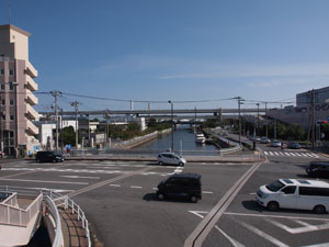 写真10　掘割川の左岸より根岸橋を望む