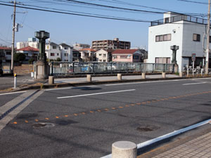 写真4　第市道に架かる宮前橋