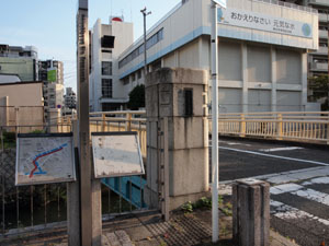 写真17　石崎橋の親柱