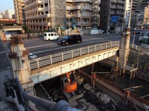 写真9　上流方向から西平沼橋を望む