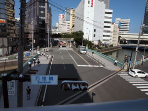 写真3　帷子川右岸の横断歩道橋より万里橋を望む
