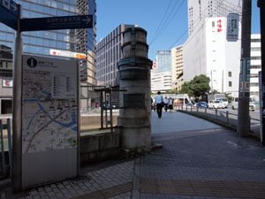 写真4　万里橋の親柱（右岸上流側）