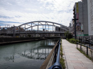 写真10　帷子川の下流方向から、平沼橋を望