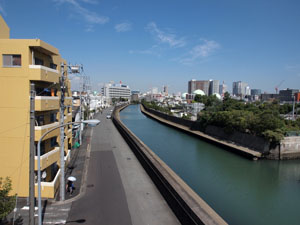 写真1　尾張屋橋より掘割川の下流方向を望む