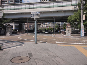 写真10　右岸の元町側より谷戸橋を望む（右方向が下流）