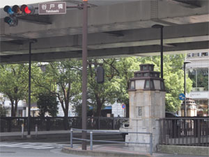 写真11　左岸上流側の親柱を望む