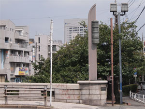 写真23　長者橋の親柱と塔柱照明