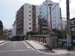 写真26　左岸側より上流側の親柱・高欄を望む