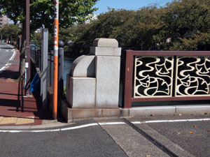 写真2　左岸下流側の大井橋の親柱と高欄