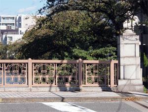 写真5　鶴巻橋の親柱と高欄