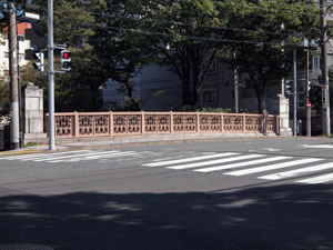 写真4　鶴巻橋の下流側の親柱と高欄を望む