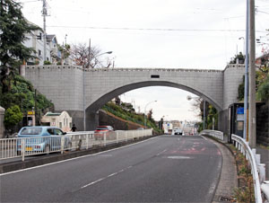 写真11　霞橋　左側が西区霞ヶ丘