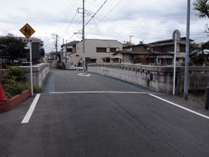 写真13　霞橋　霧が丘側より霞橋の路面を望む