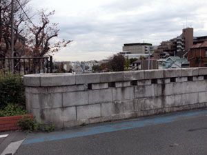写真14　霞橋の親柱と高欄