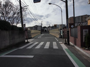 写真4　打越橋の路面を南西から北東方向に望む