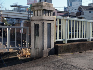 写真10　土橋の親柱（左岸下流側）