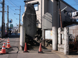 鳥居の左側にある石碑