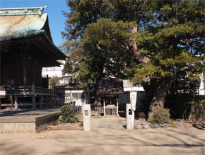 境内社入り口の石柱　