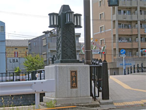 復元された根岸橋の親柱