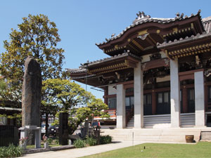 金蔵院本堂と大震火災供養塔