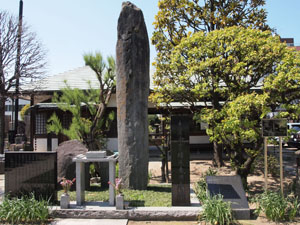 金蔵院本堂と大震火災供養塔