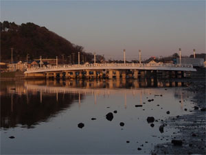 写真6　夕照橋と背後の野島公園