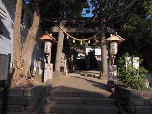写真1　中村八幡宮　鳥居周辺及び参道