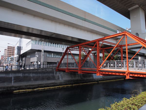 写真8　横浜市立大学市民総合医療センター入り口前の石碑