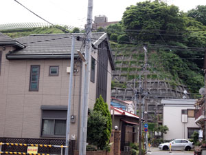 写真3　対策工が実施されている崖地　北西端周辺（フランス山裾）では崖地に接近した住宅が建てられている