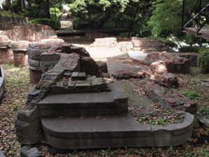 写真5　山手80番館遺跡　コンクリートの玄関先の階段