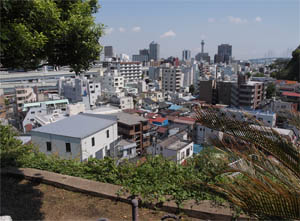震災地蔵尊付近から眺めた市街地