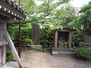供養塔は山門をくぐった左側にある
