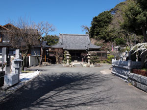 写真2　境内と本堂