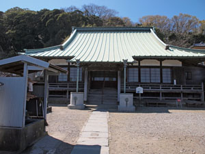 写真2　境内と本堂