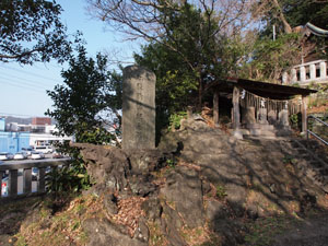 写真3　社殿新築紀念碑
