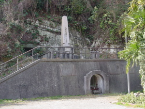 供養塔と地蔵尊遠景