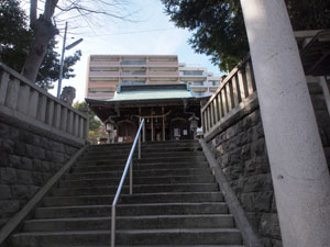 写真2　鳥居付近より社殿を望む