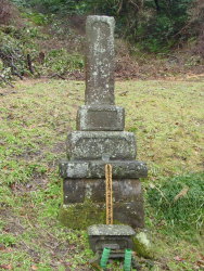写真3　轢死者溺死者追弔塔