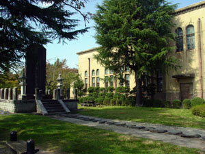 写真3　京都府京丹後市峰山町の丹後震災記念館。傍らの石碑は現京丹後市峰山町の震災記念塔