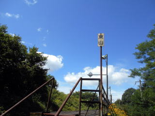 ホームの端にある駅名の表示板。待合室もない駅だけにとりわけ目立つ。