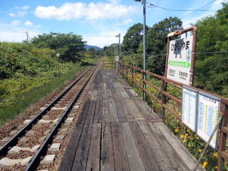 東山のホーム。ホームの素材は古い枕木である。