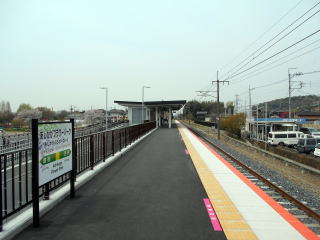 あしかがフラワーパークのホーム。両毛線では珍しい棒線駅だ。