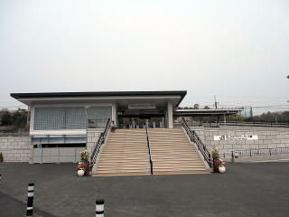 2018年に造られた両毛線の新駅、あしかがフラワーパークの駅舎。