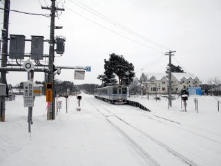 美馬牛で交換列車を待つ富良野線のディーゼルカー。
