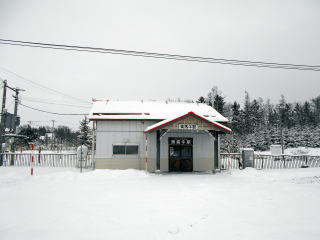 赤い屋根が特徴の美馬牛の駅舎。小ぢんまりというよりかは切り取られた感がある。