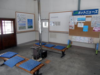 美馬牛の待合室。無人駅ながらもストーブがついていて凍えることなく列車が待てた。
