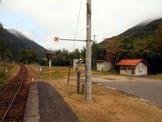 船佐の待合室はホームの離れにポツンと建っている。