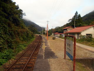 船佐のホーム。民家は駅前に数軒しかない秘境駅である。