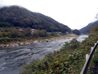 船佐駅のすぐ近くを流れる江の川。対岸には民家が何軒かある。